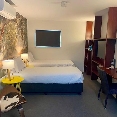 Grand Hotel And Studios Wyong Bagian luar foto
