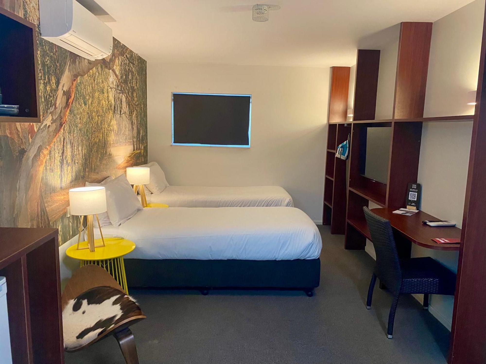 Grand Hotel And Studios Wyong Bagian luar foto