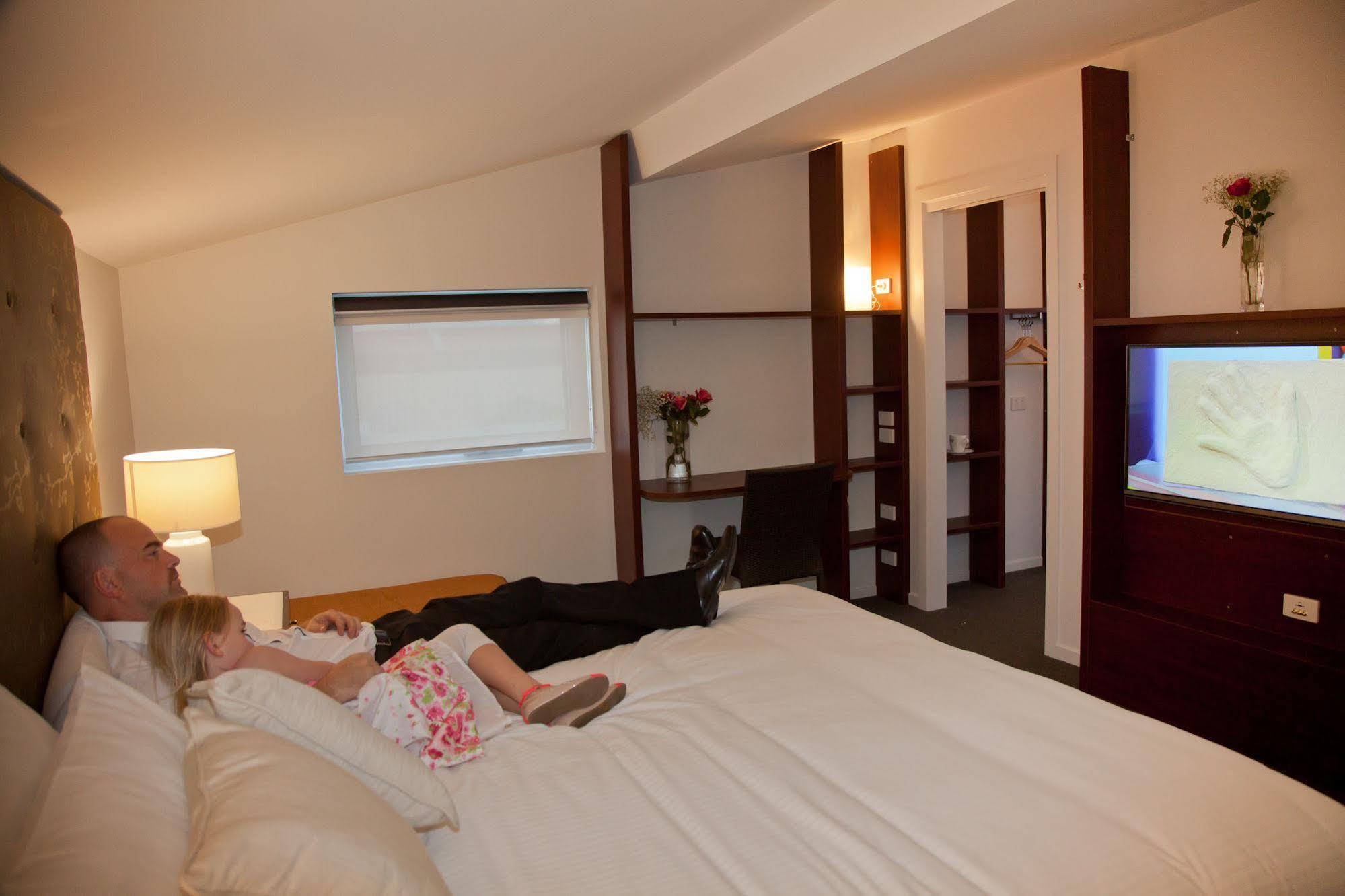 Grand Hotel And Studios Wyong Bagian luar foto