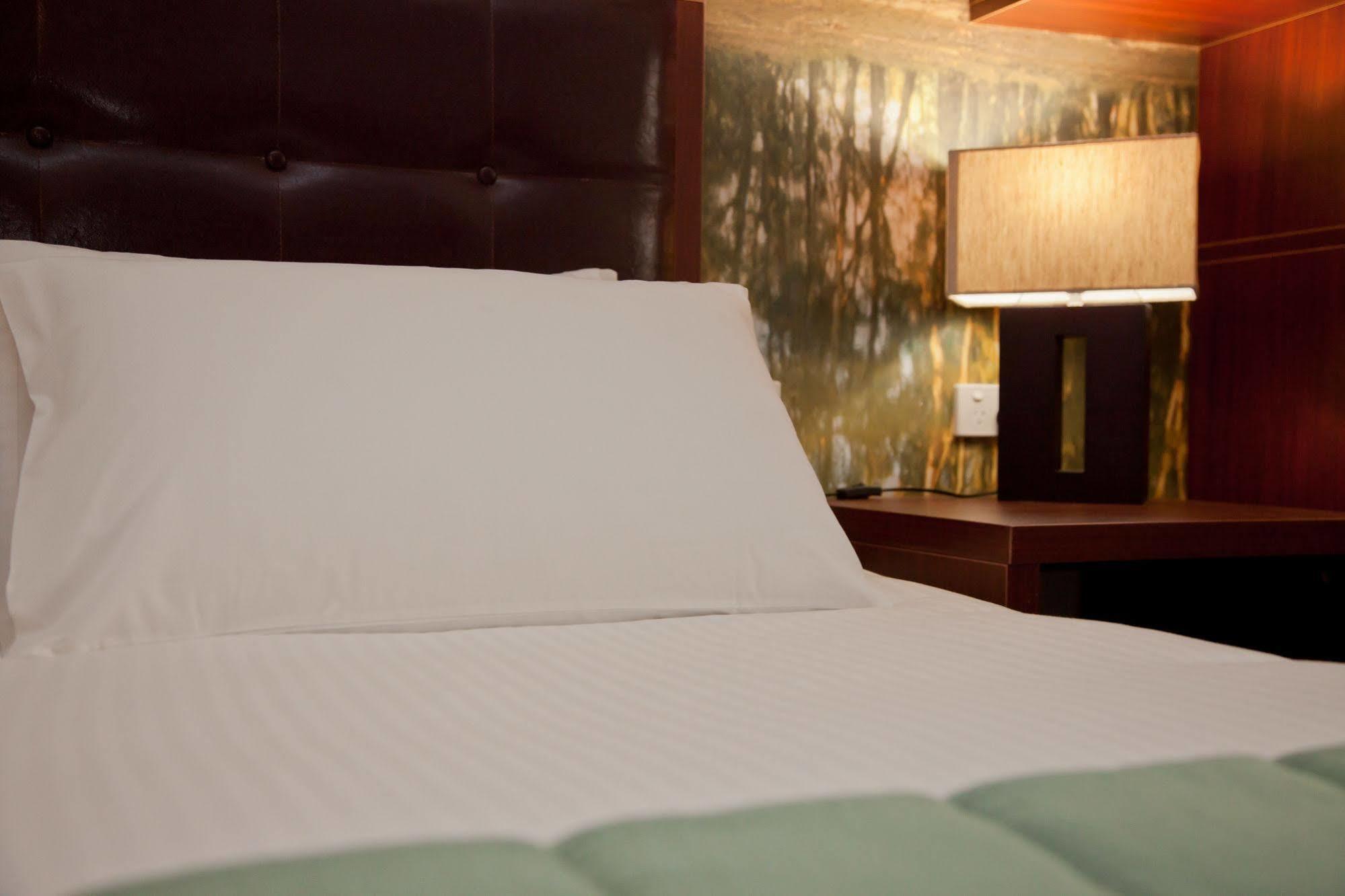 Grand Hotel And Studios Wyong Bagian luar foto