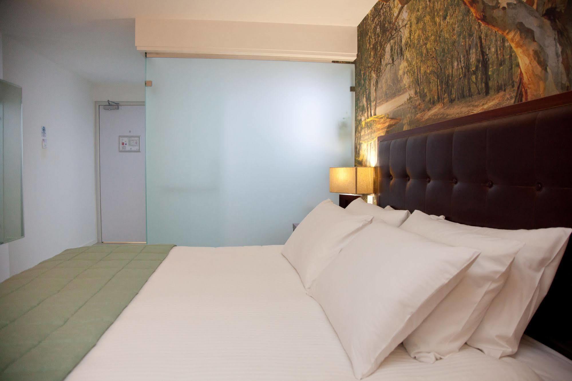 Grand Hotel And Studios Wyong Bagian luar foto