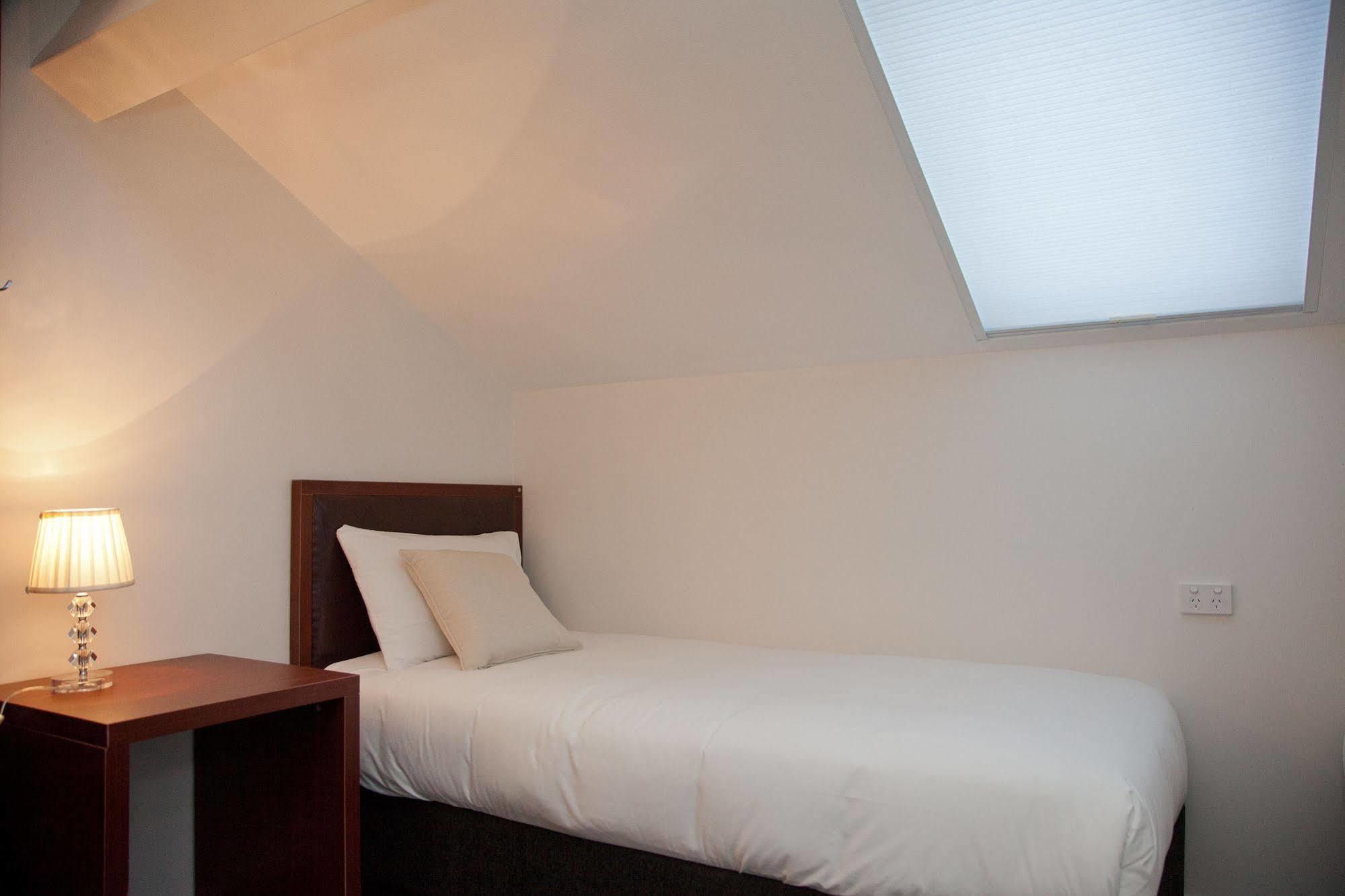 Grand Hotel And Studios Wyong Bagian luar foto