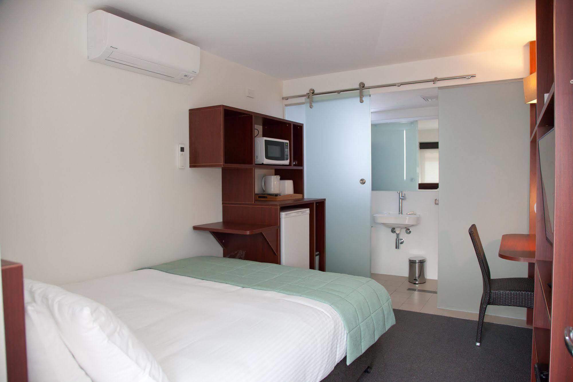 Grand Hotel And Studios Wyong Bagian luar foto