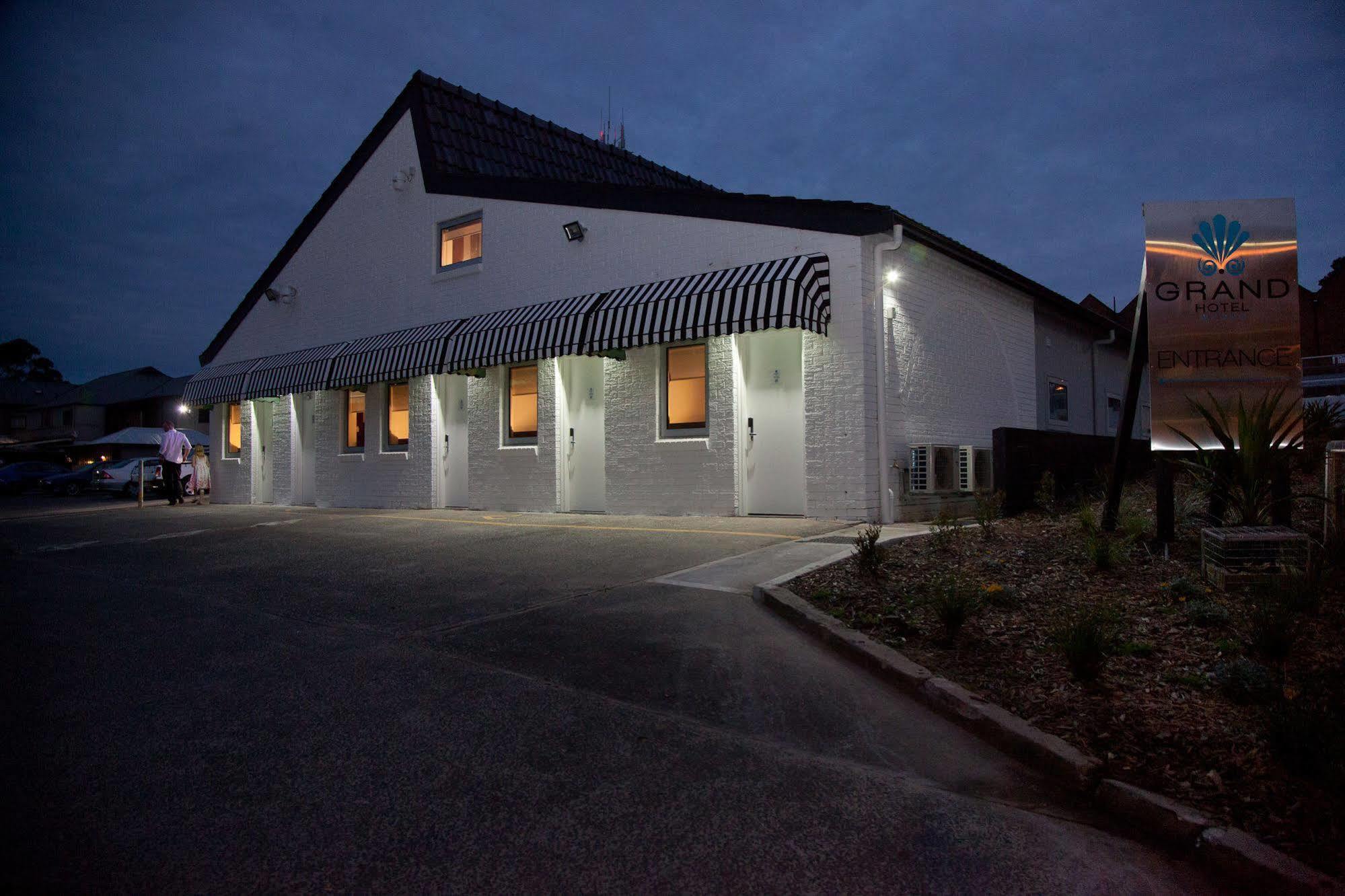 Grand Hotel And Studios Wyong Bagian luar foto